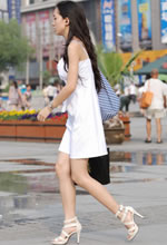 街拍的吊帶連衣裙白皙