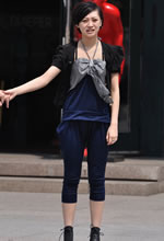 街拍的低胸七分褲短發(fā)