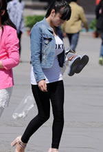 街拍的牛仔上衣緊身黑