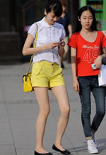 街拍專(zhuān)心玩手機的黃短