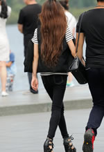 公園里跟拍的牛仔褲細