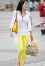 街拍的黃色緊身長(cháng)褲清