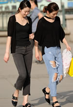 街拍的兩個(gè)黑衫牛仔褲