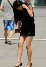 街拍的黑色連身裙長(cháng)細