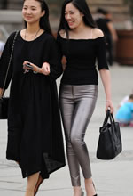 街拍的銀色漆皮褲露肩