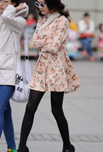 街拍的花色連衣裙黑絲