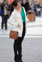 街拍的白色外套厚黑絲