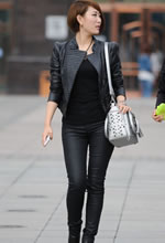 街拍的黑色漆皮褲短發(fā)