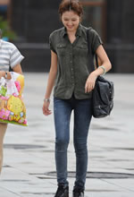 街拍的軍綠半袖衫牛仔