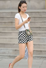 街拍的白色背心格子短