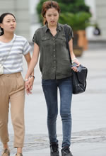 南街抓拍的緊身牛仔褲