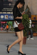 街拍黑短褲光滑肉絲美