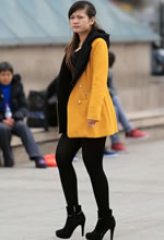 愛(ài)民廣場(chǎng)街拍的厚黑褲