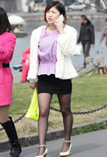 公園抓拍的黑絲包臂短