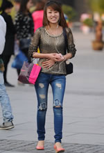 街拍的破洞牛仔褲愛(ài)笑