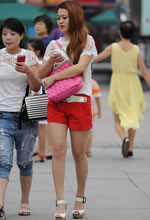 街拍的大紅短褲肉絲美