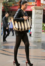 海東路街拍的黑絲襪高