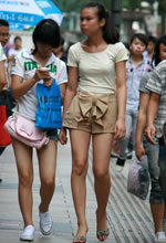 街拍的寬松短褲馬尾辮
