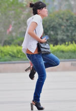 街拍的牛仔褲苗條好身