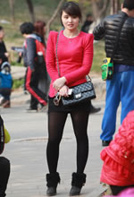 西山公園抓拍的粉衣黑