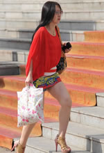 街拍的緊身熱褲白腿美