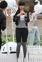 街拍的過(guò)膝短褲灰絲襪