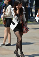 街拍的包臀短裙黑絲襪