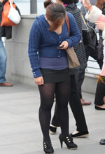 江邊抓拍的雙腿飽滿(mǎn)黑