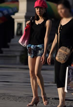 街拍的黑色背心熱褲美