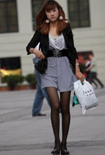 街拍的豎紋連衣裙黑絲