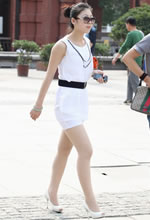 匯豪廣場(chǎng)街拍的白裙墨