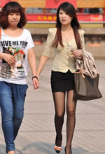 街拍的緊身短裙黑絲長(cháng)