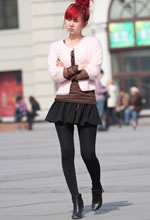 街拍的蓬松短裙黑絲紅