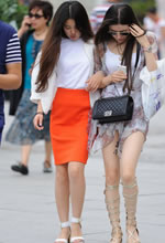 街拍的綁帶涼鞋太陽(yáng)鏡