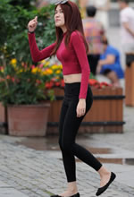 街拍的緊身黑褲露臍裝