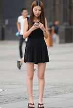 街拍的黑色連衣裙清秀