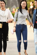 街拍的破洞牛仔褲爽朗