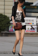 街拍的光亮肉絲高挑身