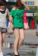 街拍的白皙美腿短褲眼