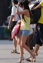 街拍的露背裝熱褲清涼