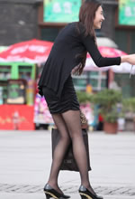 街拍的長(cháng)袖緊身連衣裙