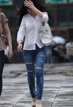 街拍的白襯衫破洞牛仔