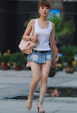 街拍的白色背心牛仔短