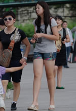 街拍的緊身熱褲圓潤大