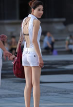 街拍的大膽露背連體短