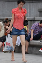 街拍的牛仔短裙白皙雙