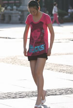 街拍的粉衫短褲光滑美