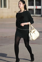 街拍的緊身短裙黑絲襪