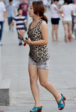 街拍的豹紋背心裸腿熱