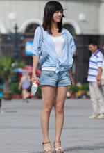 街拍的牛仔短褲白皙玉